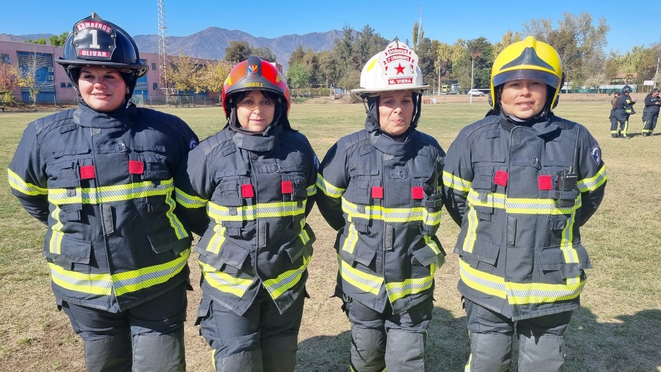 Bomberas de O´Higgins marcan precedente a nivel nacional y reciben por primera vez uniformes estructurales a medida